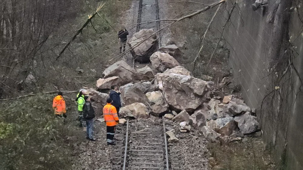 Sabah saatlerinde Karabük-Yenice kara yolu üzerindeki Suçatı tünelinin üst kısmındaki