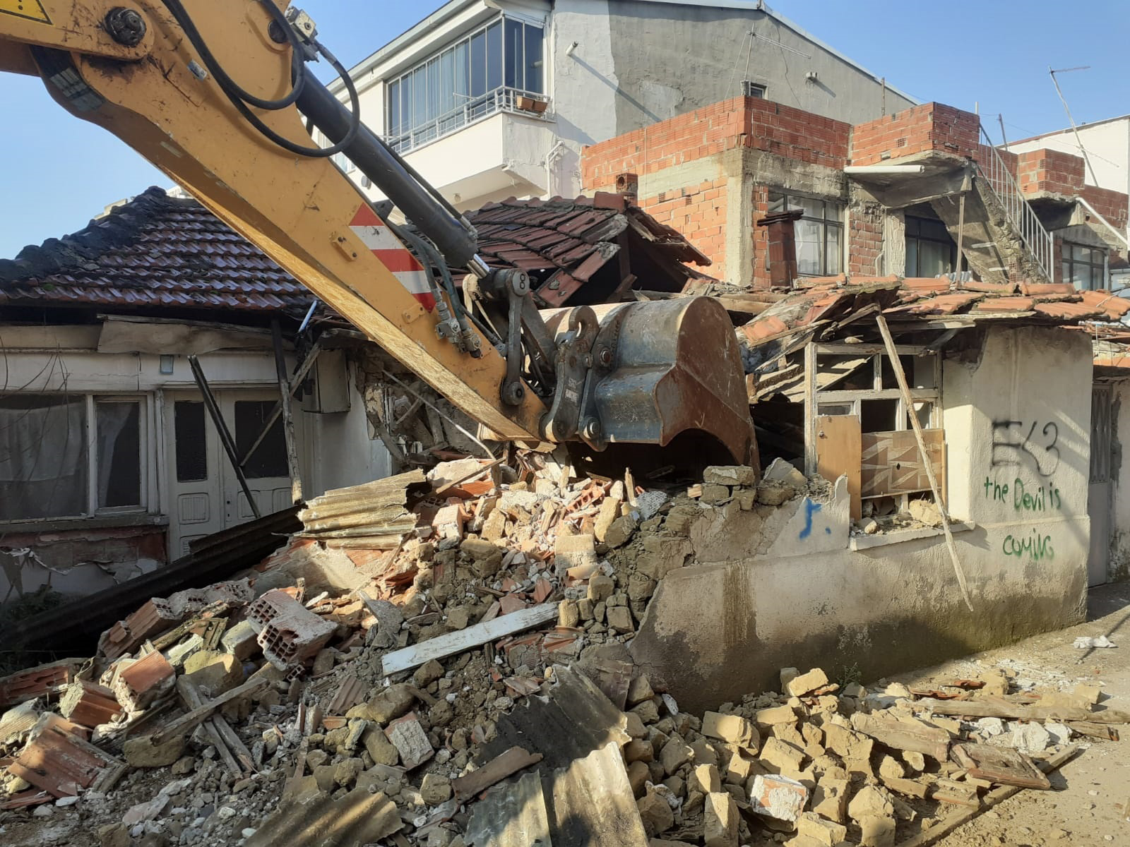 Osmangazi Belediyesi, metruk binaları tespit ederek yıkımını gerçekleştiriyor. Yapı Kontrol