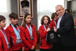Başkan Şadi Özdemir başarılı sporcuları ağırladı 3 Bursam Medya -