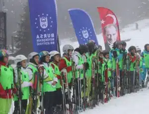 Uludağ’da öğrencilerin kayak heyecanı