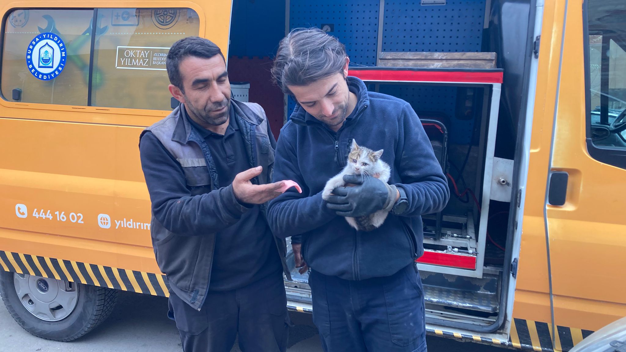 Davutkadı Mahallesi Musababa Caddesi üzerinde park halindeki aracının motor kısmından