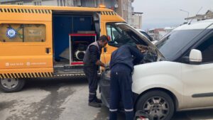 Bursa Yıldırım'da aracın kaput bölümüne sıkışan yavru kedi kurtarıldı! 6 Bursam Medya -