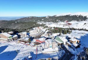 Bursa kent merkezine kara yoluyla 40 kilometre uzakta bulunan, teleferikle