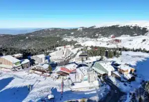 Bursa kent merkezine kara yoluyla 40 kilometre uzakta bulunan, teleferikle