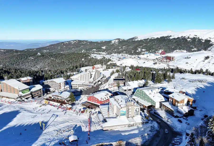Bursa kent merkezine kara yoluyla 40 kilometre uzakta bulunan, teleferikle