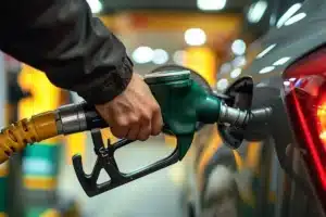 Brent petrol ve döviz kurundaki dalgalanmalar ile vergi artışları akaryakıt