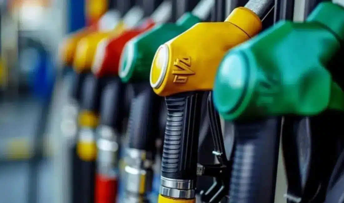 Dün benzin fiyatlarına 0,97 TL indirimi uygulanırken, geçen hafta cuma
