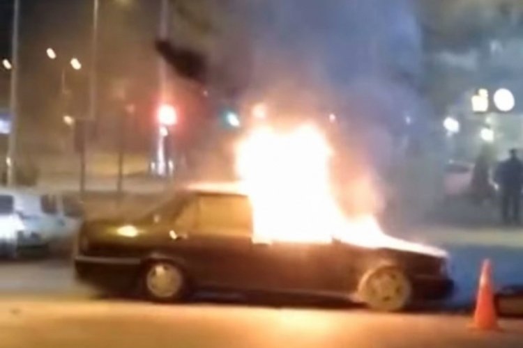 Bursa’da park halindeki bir araç alev topuna döndü… Nilüfer ilçesine