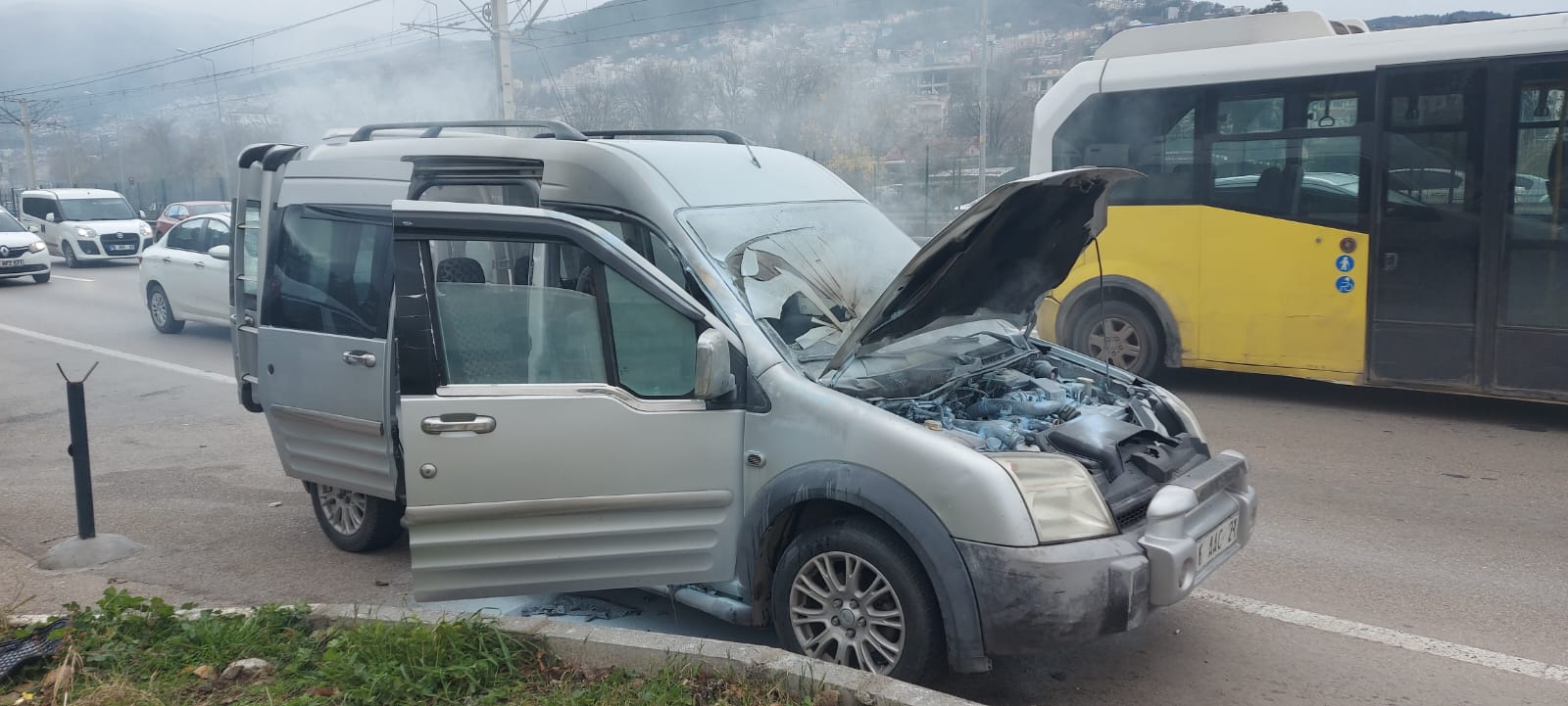 Semih Özçalık-Sibel Öztopçu / Bursam Medya Bursa’da araç yangını! Trafik