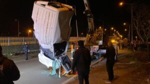 Kontrolden çıkan araç dereye uçtu: 1 ölü, 2 yaralı! 5 Bursam Medya -