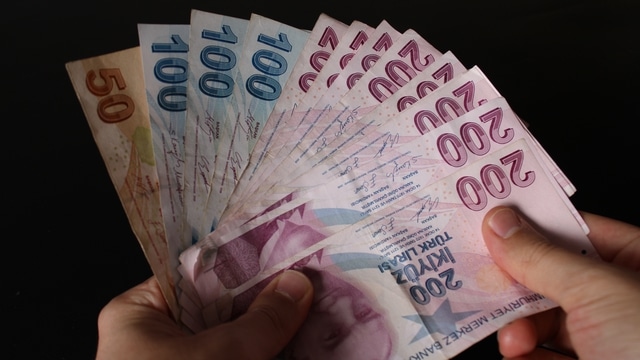 Milyonlarca çalışan ücretlere ne kadar zam yapılacağını merakla bekliyor. Asgari