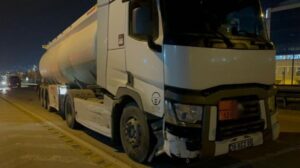 Bursa'da ters şeritten ilerleyen otomobil TIR'la çarpıştı! 5 Bursam Medya -