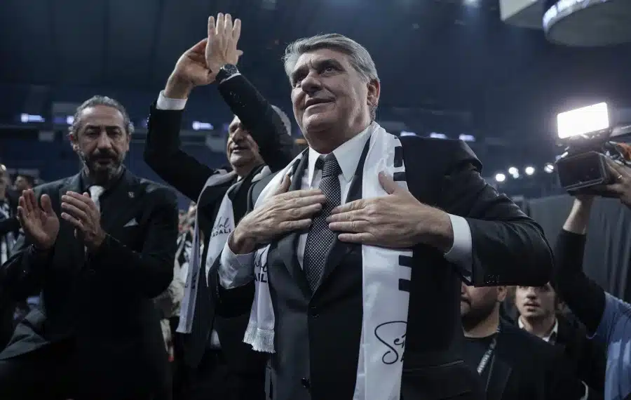 Beşiktaş’ta seçim heyecanı yaşandı… Hasan Arat’ın istifası sonrası olağanüstü seçimli