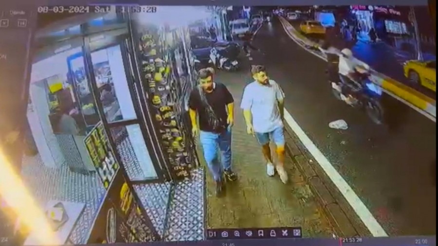İstanbul’un Beyoğlu ilçesinde motosiklet üzerinde seyreden iki genç, aralarında husumet