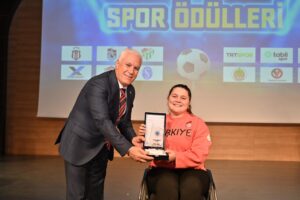 Başkan Bozbey'e "Spora katkı sağlayan başkan" ödülü 3 Bursam Medya -