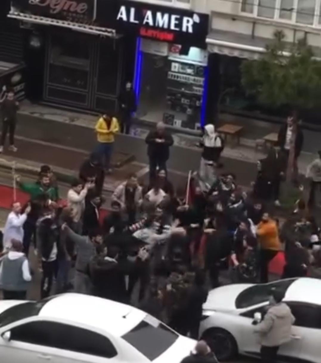 Bursa, İstanbul, Hatay, Şanlıurfa ve Kilis’te yaşayan Suriyeliler meydanlarda toplanarak