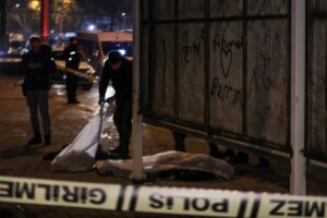 Sabah saatlerinde Bağlarbaşı Mahallesi Sanayi Caddesi‘nde otobüs durağının yakınında bekleyen kadına
