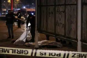 Sabah saatlerinde Bağlarbaşı Mahallesi Sanayi Caddesi‘nde otobüs durağının yakınında bekleyen kadına