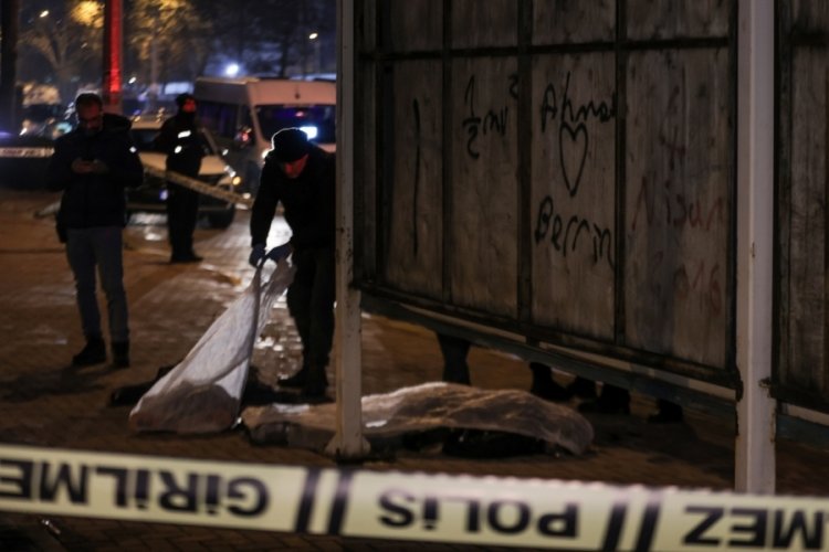Sabah saatlerinde Bağlarbaşı Mahallesi Sanayi Caddesi‘nde otobüs durağının yakınında bekleyen kadına
