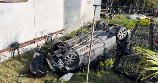 Bursa’da kontrolden çıkan araç çiçek bahçesine uçtu. 2 Yaralı!