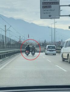Bursa'da iki motosikletli, sohbet ederek karayolunda ilerledi! 3 Bursam Medya -