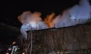 Yangın, saat 00.00 sıralarında Kurşunlu Mahallesi‘nde bulunan 2 katlı binanın