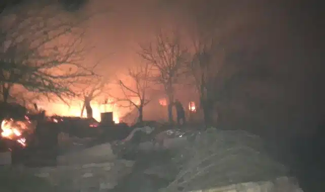 Yangın, gece saatlerinde Keles ilçesine bağlı Durak Köyünde bulunan ahşap