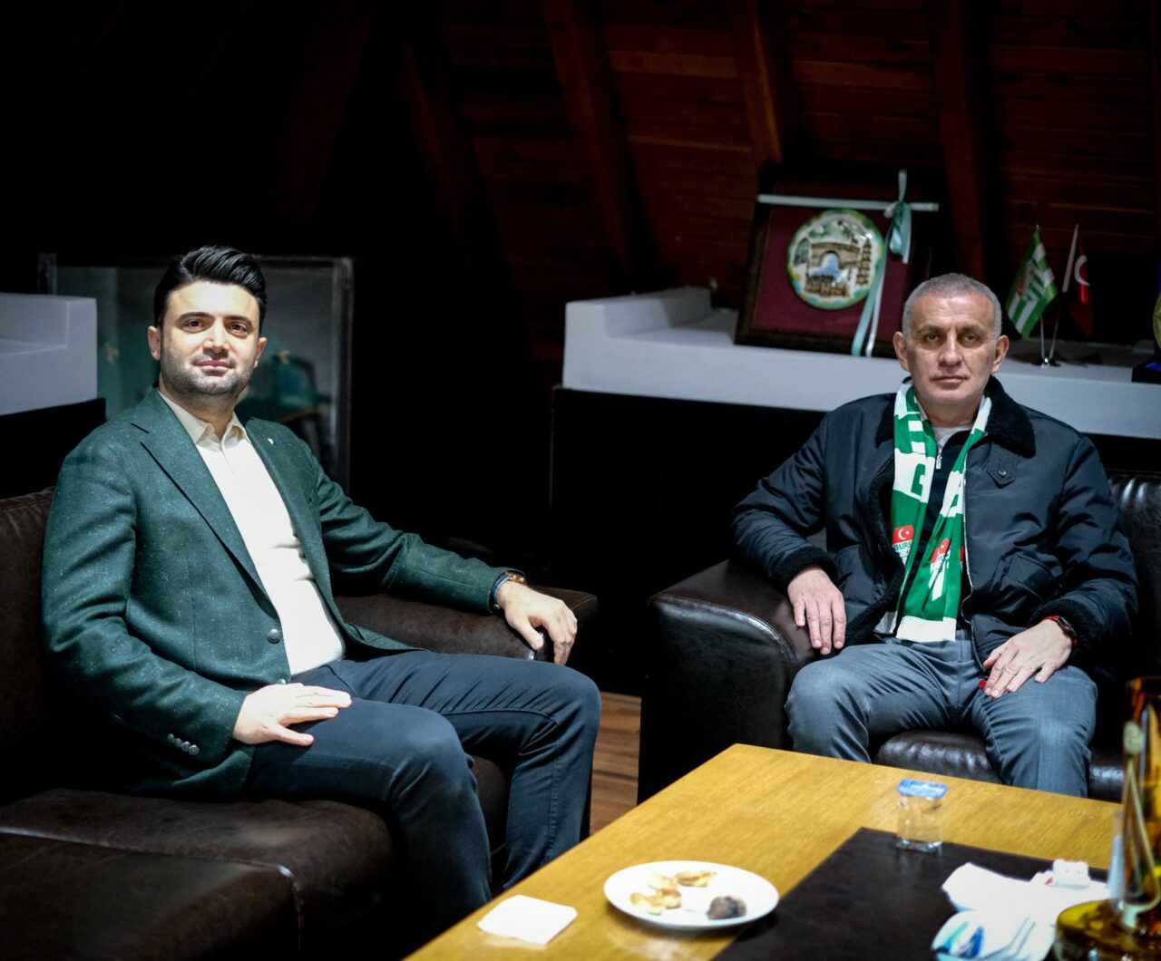 Bursaspor Kulübü ziyaretle ilgili şu paylaşımda bulundu: İbrahim Hacıosmanoğlu’ndan Kulübümüze