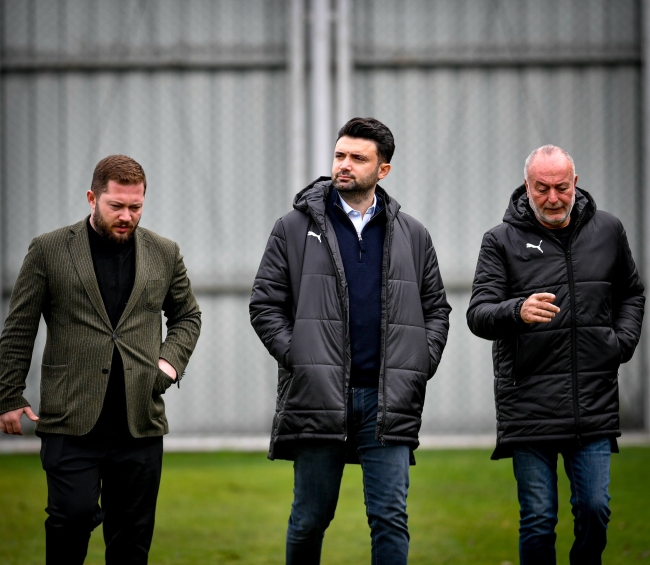 Bursaspor Başkanı Enes Çelik, Soma galibiyeti sonrası takımı tebrik ederken,