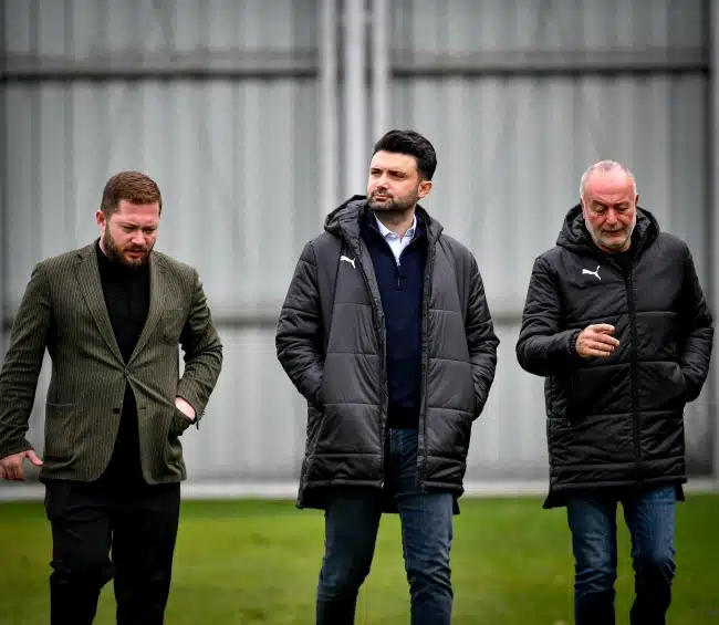 Bursaspor Başkanı Enes Çelik, Soma galibiyeti sonrası takımı tebrik ederken,