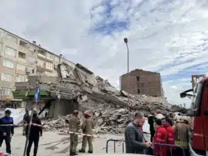 Haznedar Mahallesi Marmara Caddesi’nde boşaltılan ve yıkımına başlanan, 3 katı