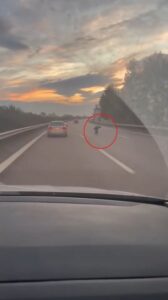 Bursa'da trafikte tehlikeli anlar: Motosikleti yatarak kullandı! 3 Bursam Medya -