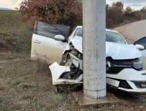 Bursa’da otomobil, beton direğe çarptı: Yaralılar var!