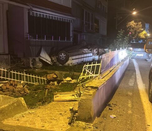 Bursa’da otomobil sitenin beton korkuluklarını aşıp takla attı!