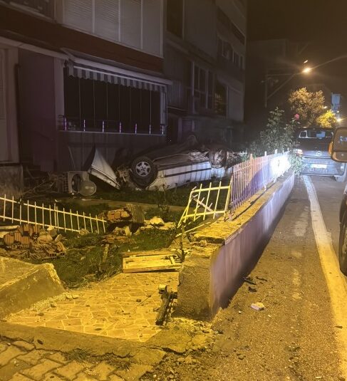 Bursa’da otomobil sitenin beton korkuluklarını aşıp takla attı! Bursa‘nın Gemlik ilçesi Kurşunlu Mahallesinde seyir halindeki sürücü, bir anda