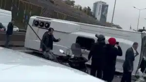 Devrilen midibüsteki 1 kişi öldü, 7 kişi yaralandı. Araçtaki 1