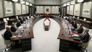 Üst düzey güvenlik önlemlerinin alındığı toplantıda, katılımcıların cep telefonları ve