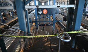 Metroda evsiz kadını ateşe verip izledi! 5 Bursam Medya -