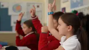 Resmi Gazete‘de yayımlanan karar ile birlikte; ilkokul, ortaokul ve liselerde