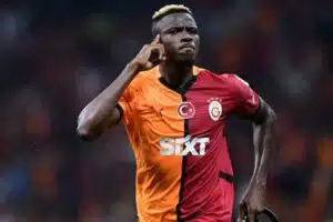 Galatasaray‘ın yıldız oyuncusu Osimhen sakatlanması üzerine sevenlerini yasa boğmuştu. Galatasaraylılar,