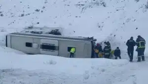 Erzincan-Sivas kara yolunun Sakaltutan mevkisinde bir yolcu otobüsü şarampole devrildi.