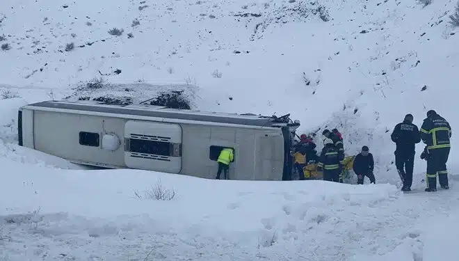 Yolcu otobüsü şarampole devrildi