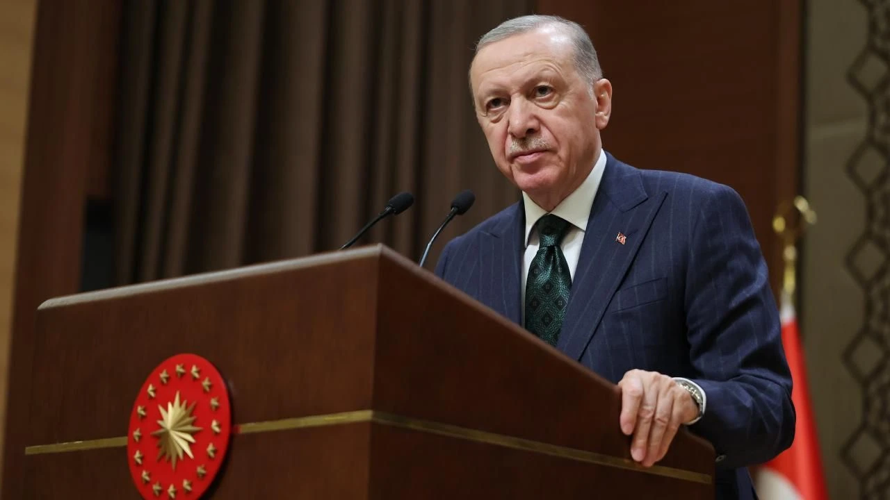 Cumhurbaşkanı Erdoğan, sosyal medya hesabından yaptığı paylaşımda, millete hizmet yolunda,