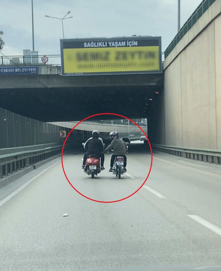 Bursa-Ankara karayolunda Kestel ilçesinden Bursa yönüne giden iki motosikletin sürücüsü,