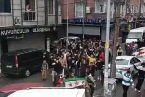 Suriye‘de muhaliflerin Şam‘ı ele geçirmesinin ardından İstanbul’da bulunan Suriyeliler kutlamalar
