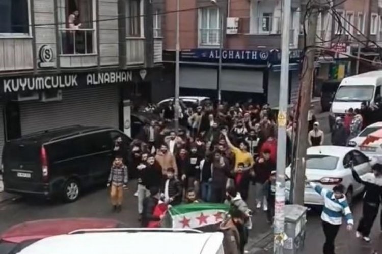 Suriye‘de muhaliflerin Şam‘ı ele geçirmesinin ardından İstanbul’da bulunan Suriyeliler kutlamalar