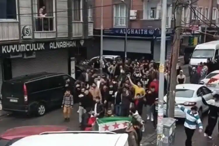 Suriye‘de muhaliflerin Şam‘ı ele geçirmesinin ardından İstanbul’da bulunan Suriyeliler kutlamalar