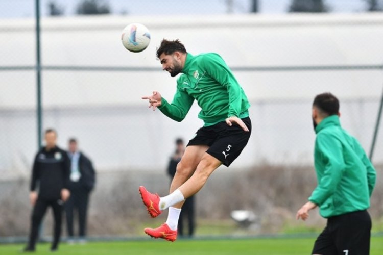 Teknik Direktör Pablo Martin Batalla gözetiminde yapılan antrenman, ısınma hareketleriyle