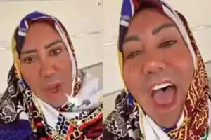 Sosyal medya fenomeni Murat Övüç, bindiği uçakta türban takarak seyahat