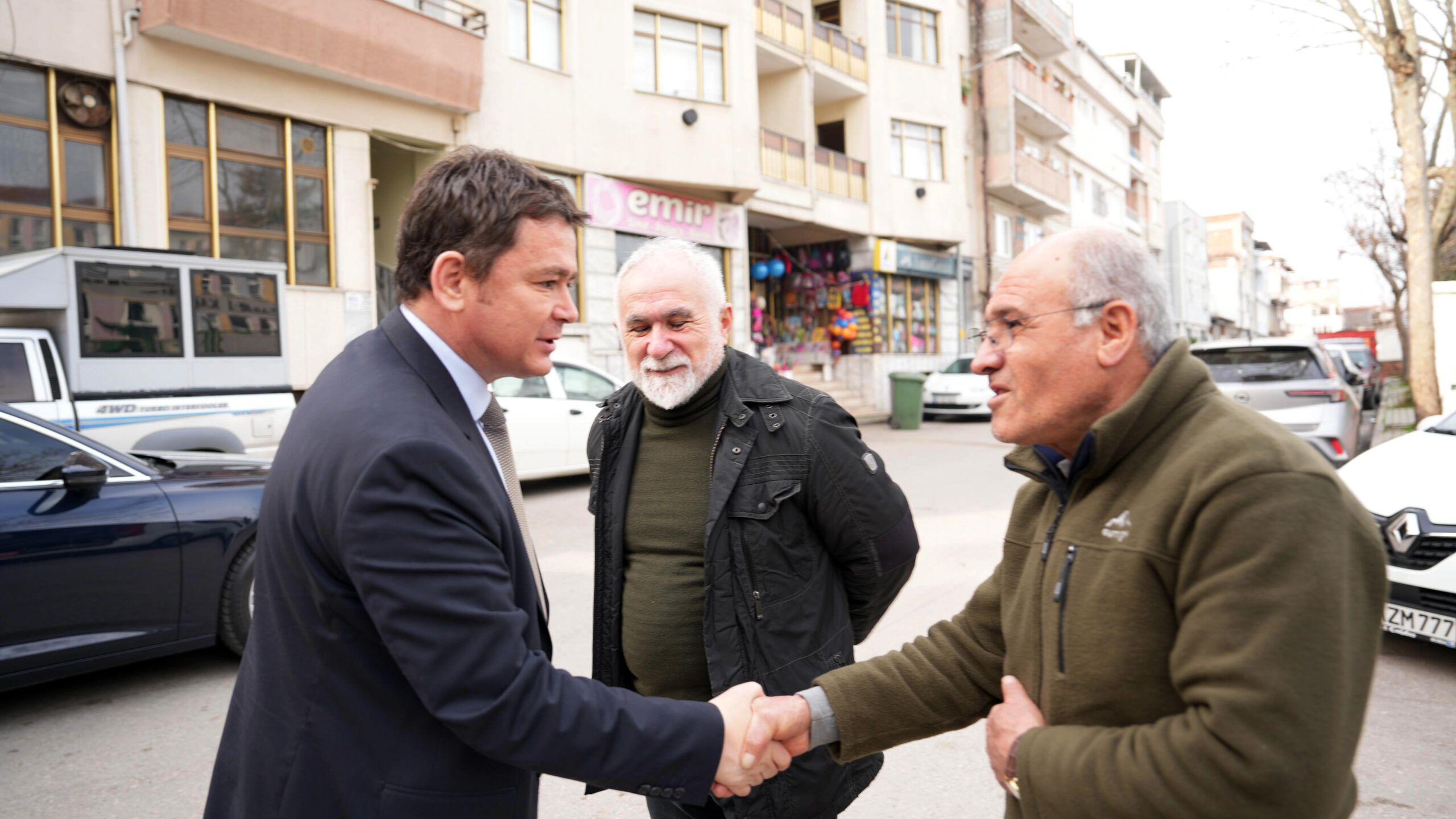 Osmangazi Belediye Başkanı Erkan Aydın, yaptığı mahalle ziyaretleri ile halkın